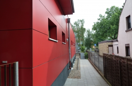 Verkleidung eines Kindergartens mit roten Tresporplatten Franz Schmitz Zimmerei GmbH